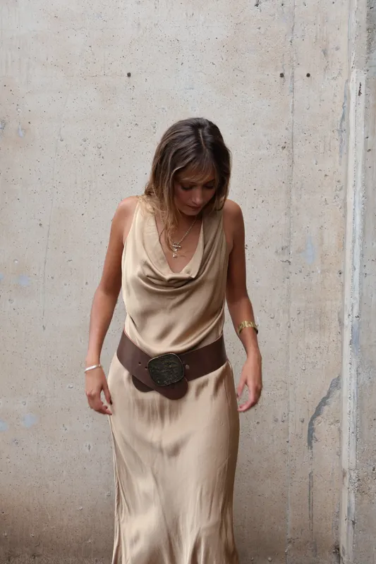 Vestido dorado cuello bote midi a medida