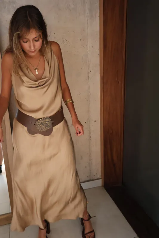 Vestido dorado cuello bote midi a medida