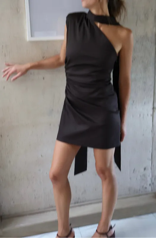 Vestido chocolate corto un hombro c/lazo Zara