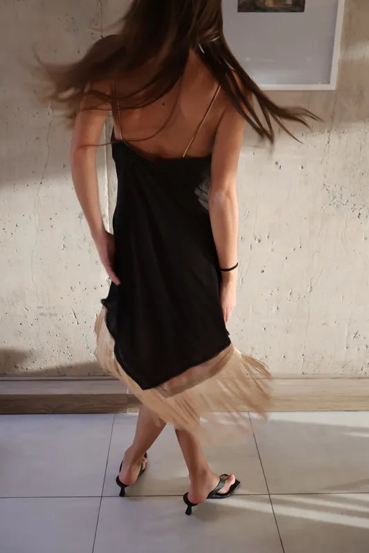 Vestido negro con tiritas y flecos beige a medida
