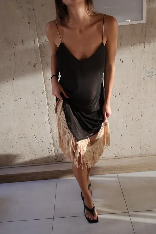 Vestido negro con tiritas y flecos beige a medida