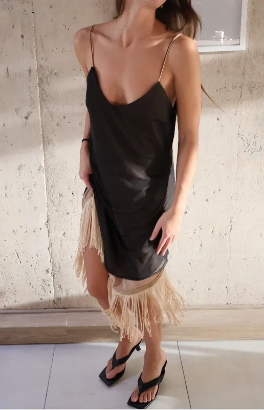 Vestido negro con tiritas y flecos beige a medida