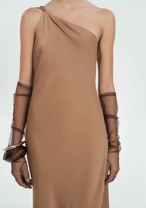 Vestido beige asimetrico capa Mango