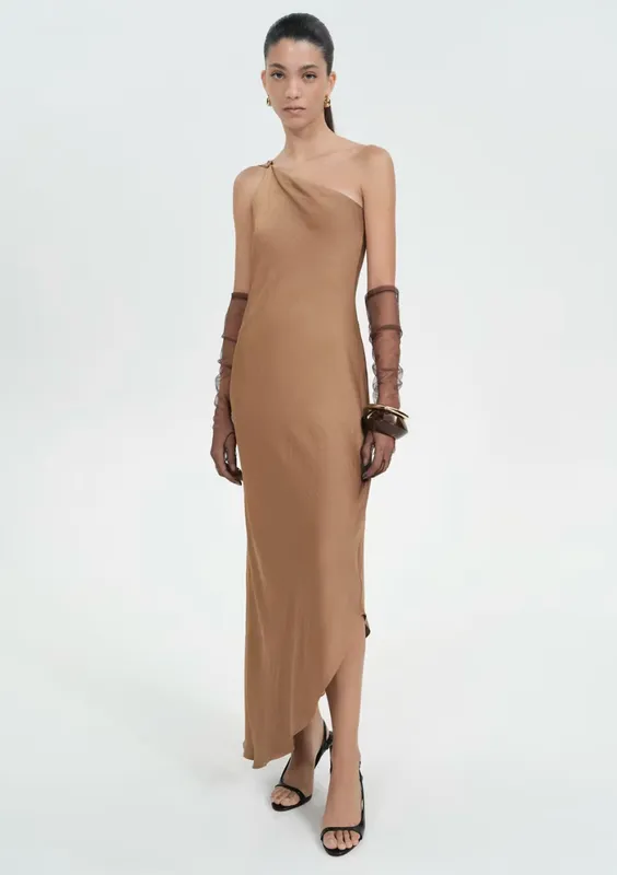 Vestido beige asimetrico capa Mango