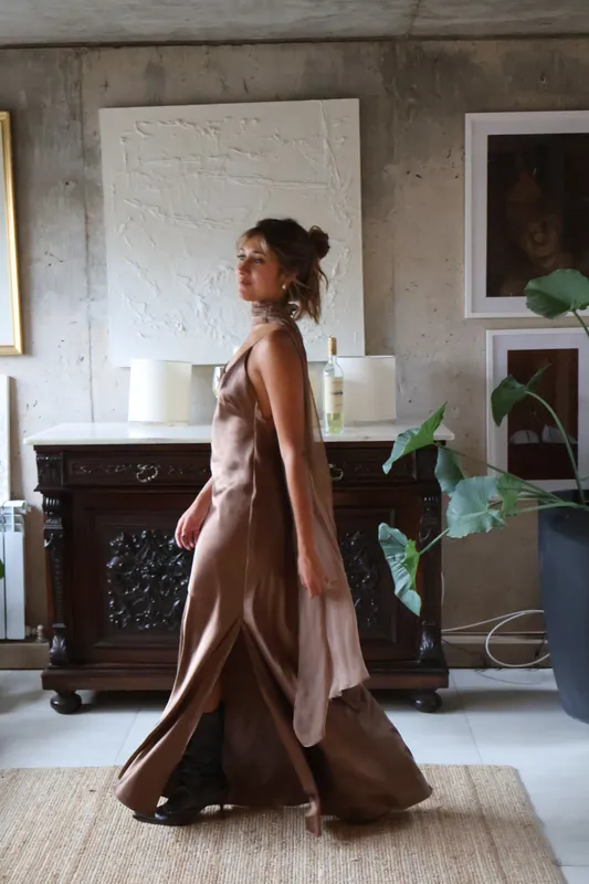 Vestido seda marron con bufanda Vevu