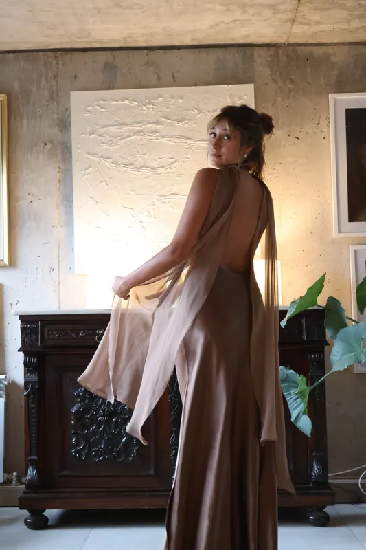 Vestido seda marron con bufanda Vevu