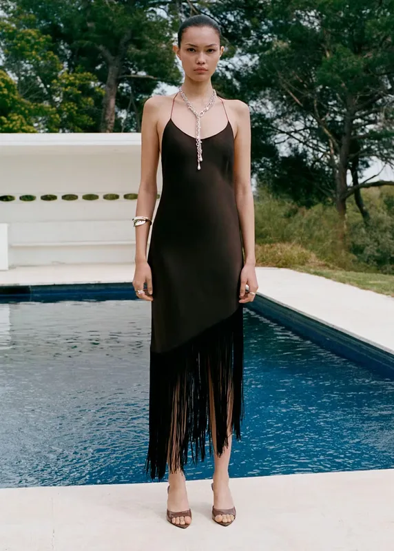Vestido marron asimetrico y flecos Mango
