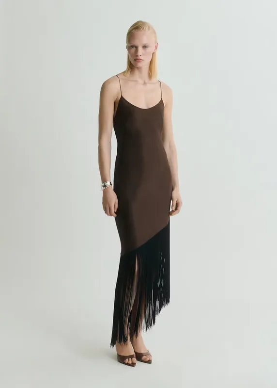 Vestido marron asimetrico y flecos Mango
