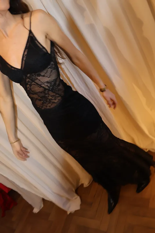 Vestido negro encaje con corpiño Zara