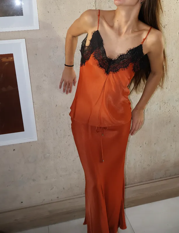 Conjunto naranja seda y encaje Vesna