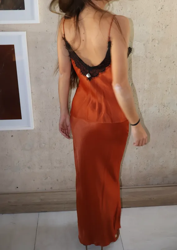 Conjunto naranja seda y encaje Vesna